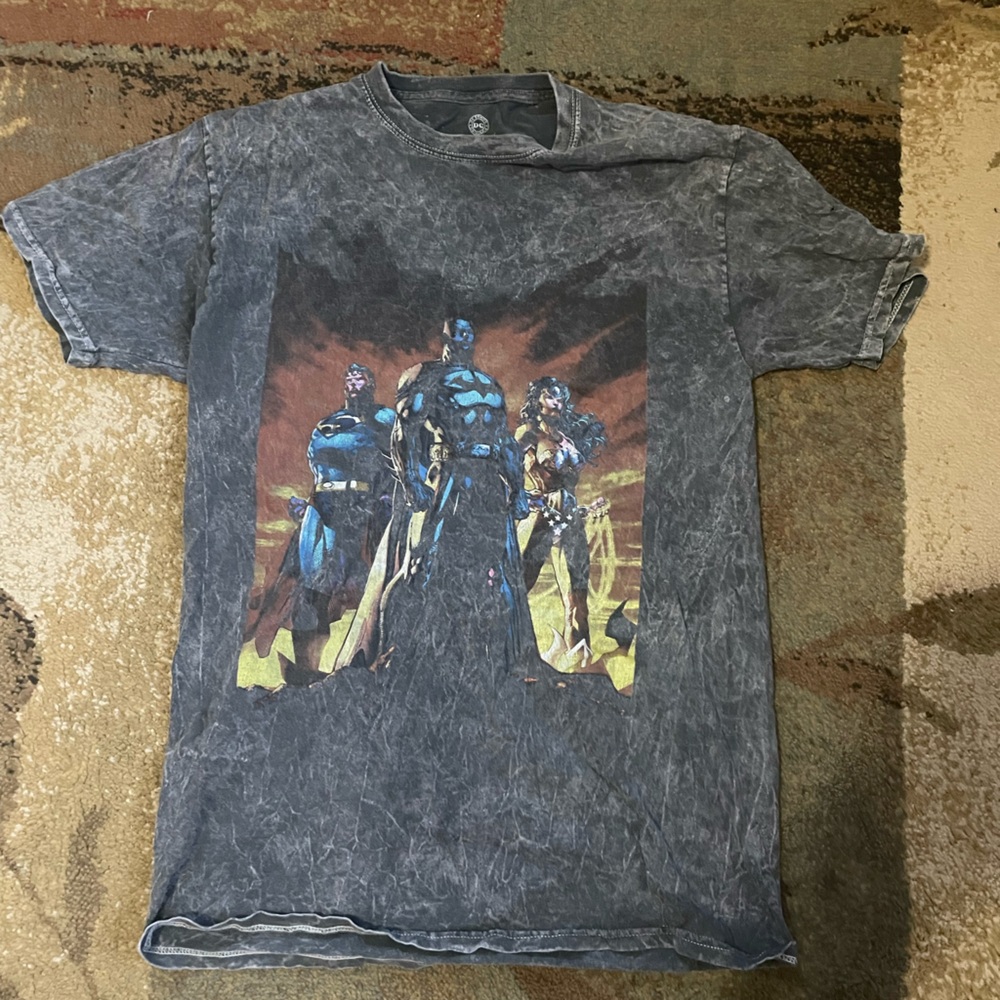 DC Comics Blue Gray Short Sleeve Tee with Artistic Design